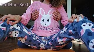 장면#3 동영상을 위해: Step-sibling groping caught on tape by nosy neighb...