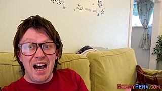 장면#4 동영상을 위해: Yorkshire nerd ejaculates on British girls' faces ...