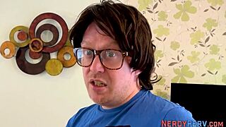 장면#6 동영상을 위해: Yorkshire nerd ejaculates on British girls' faces ...