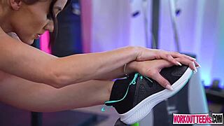 Сцена#2 za video: Vivian Fox enjoys a vigorous exercise session at t...