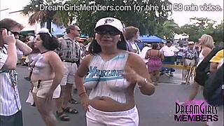 स्थल#4 वीडियो के लिए: Public display of affection at a wild party