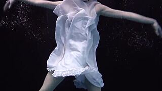 Scéna#4 pro video: Andrejka performs amazing stunts under the water