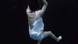 Scéna#8 pro video: Andrejka performs amazing stunts under the water