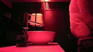 مشهد#2 للفيديو: Intimate encounter in the restroom